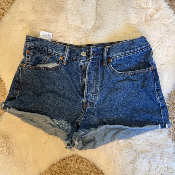 Levi’s Denim Cut Off Shorts - Picture 2 of 5